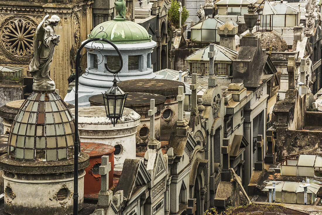 Engelsstatue mit Blick über den Friedhof von Recoleta; Buenos Aires, Argentinien