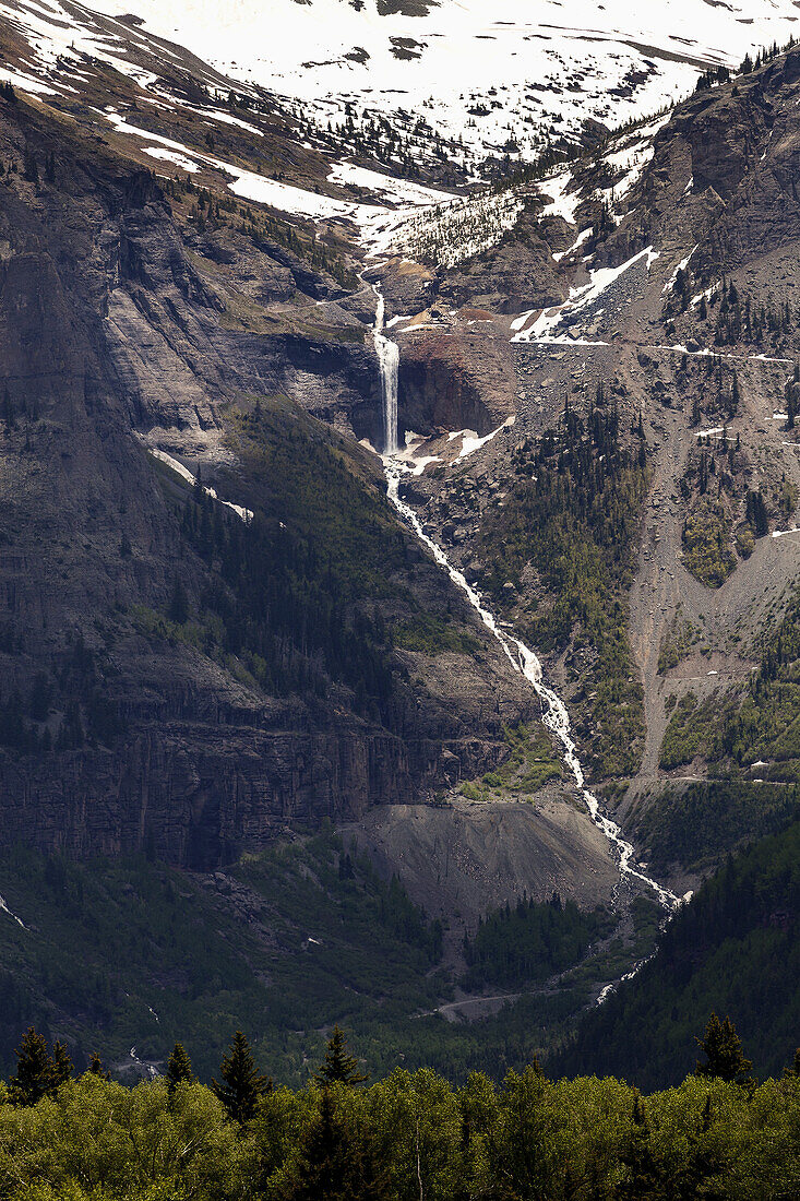 Entfernter Gebirgswasserfall und kaskadenartiger Bach, der den Berghang hinunterstürzt; Colorado, Vereinigte Staaten von Amerika