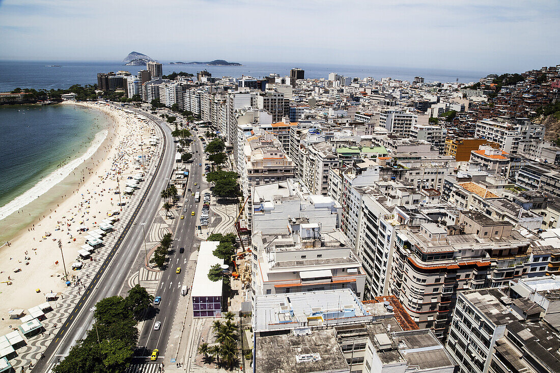 Der Blick auf den Copacabana-Strand von oben in Richtung Ipanema; Rio De Janeiro, Brasilien