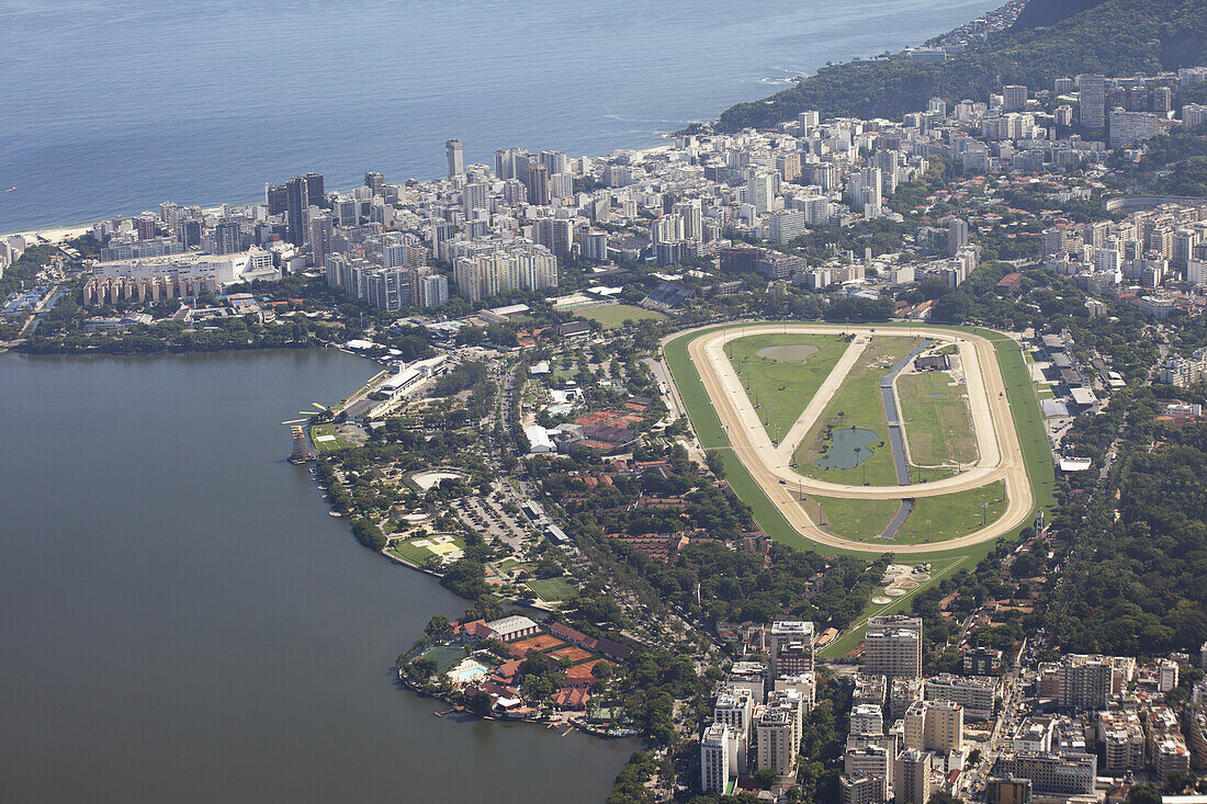 Blick auf Jockey Club, Leblon und Rodrigo De Freitas-See von der Christ-Erlöser-Statue, Corcovado-Berg, Tijaca-Nationalpark; Rio De Janeiro, Brasilien