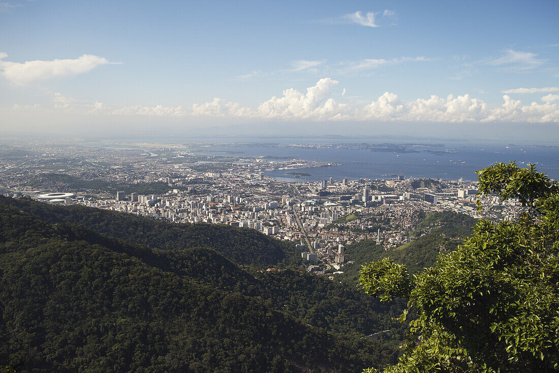 Blick auf das Stadtzentrum von Rio von der Christ-Erlöser-Statue, Corcovado-Berg, Tijaca-Nationalpark; Rio De Janeiro, Brasilien