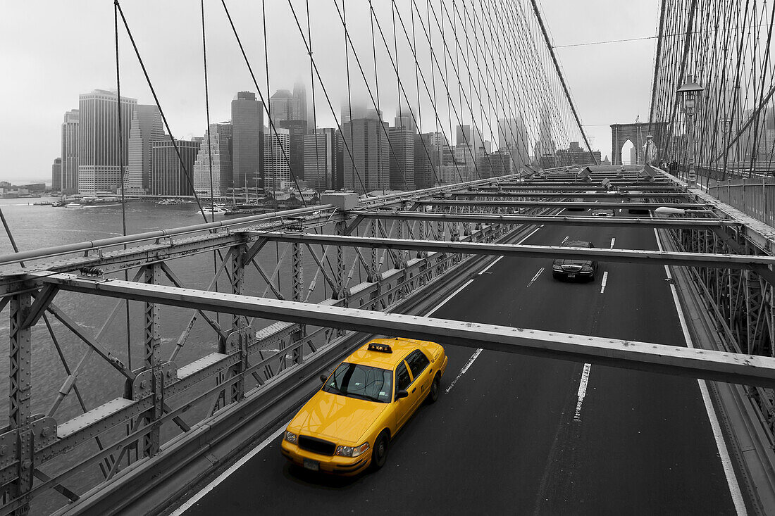 Yellow Cab On Brooklyn Bridge; Brooklyn, New York, Vereinigte Staaten Von Amerika