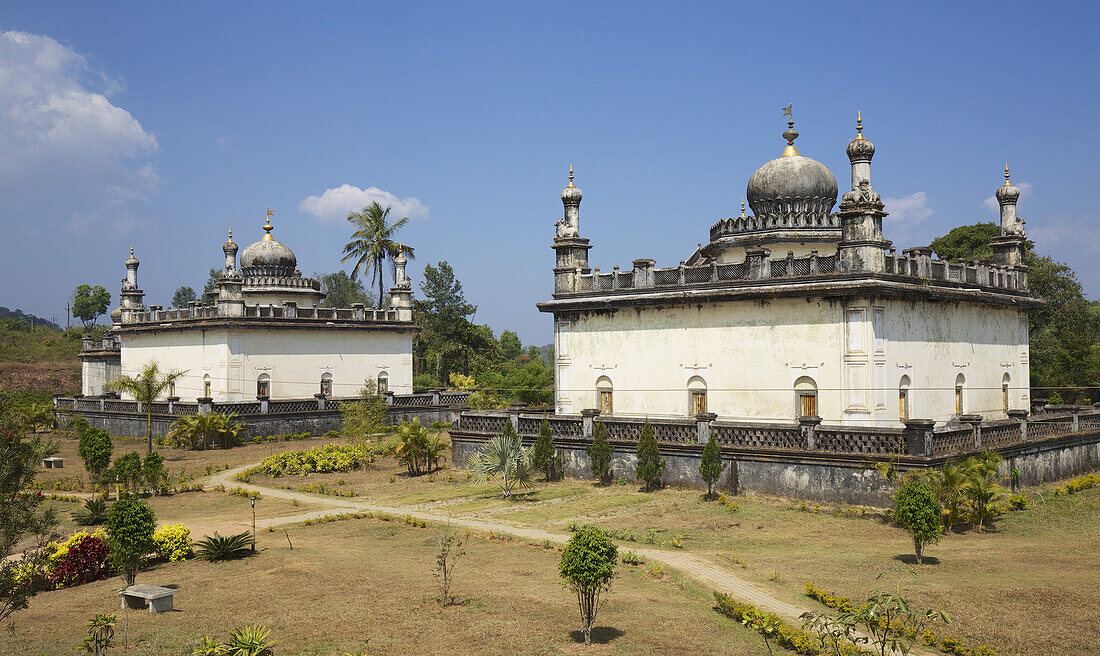 Indische Raja-Gräber der Kodava-Könige mit Kuppeldächern
