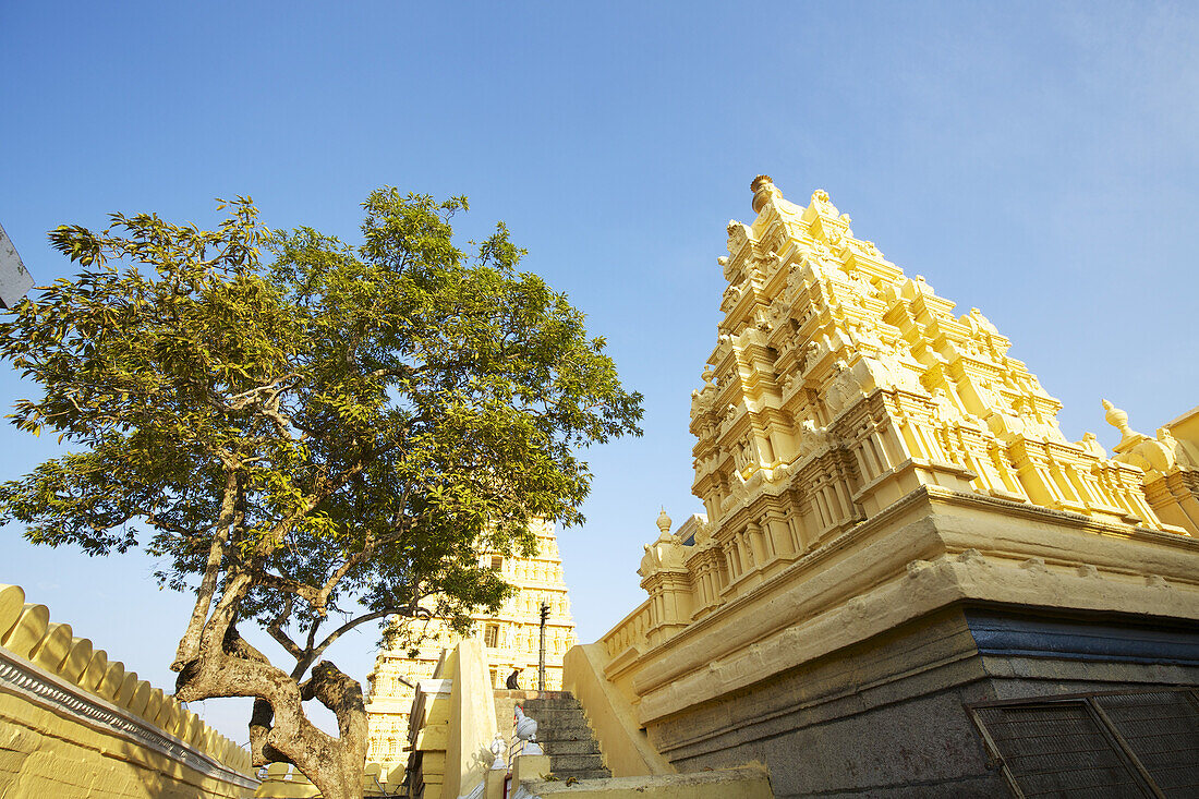 Hindu-Tempel mit hoch aufragendem Gopuran-Eingangstor