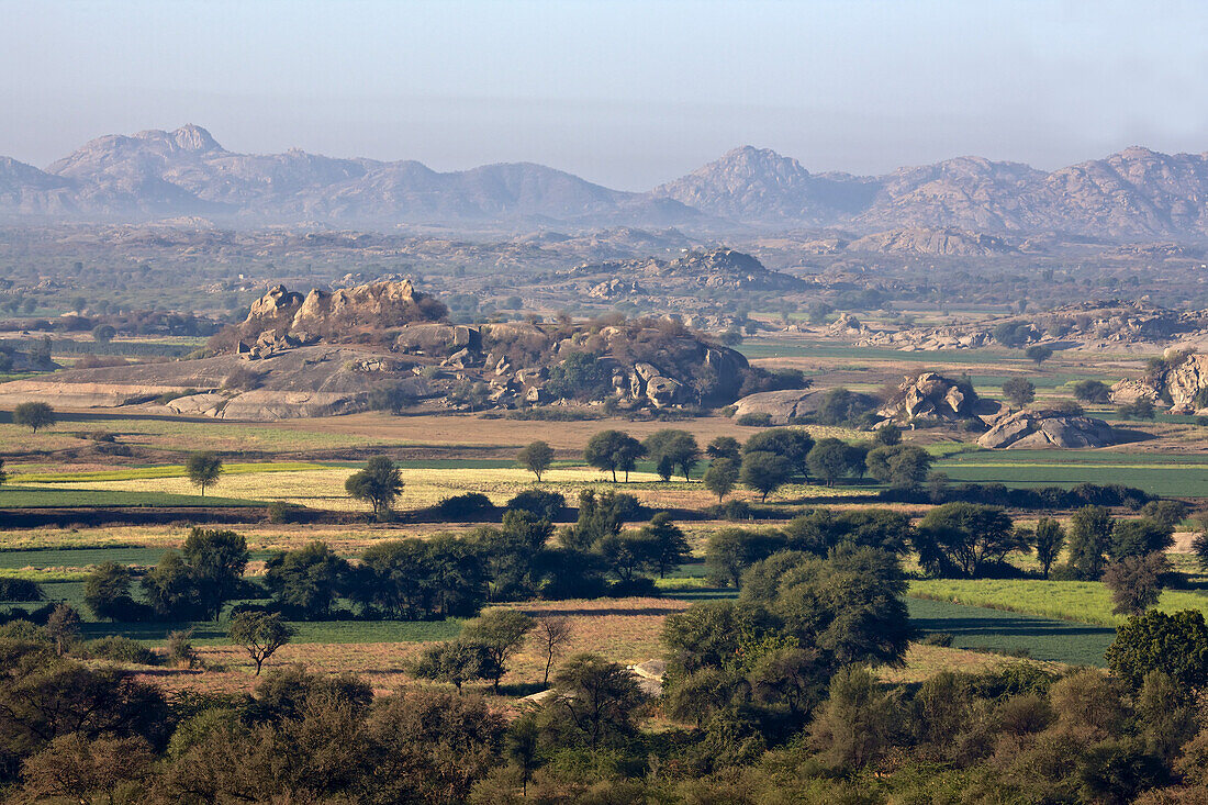 Felsige Bergkette und Landschaft in den Aravali Hills