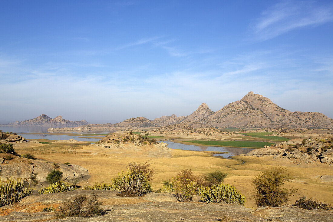 Dramatische Wüstenlandschaft in Rajasthani mit Blick auf See und Aravali-Hügel