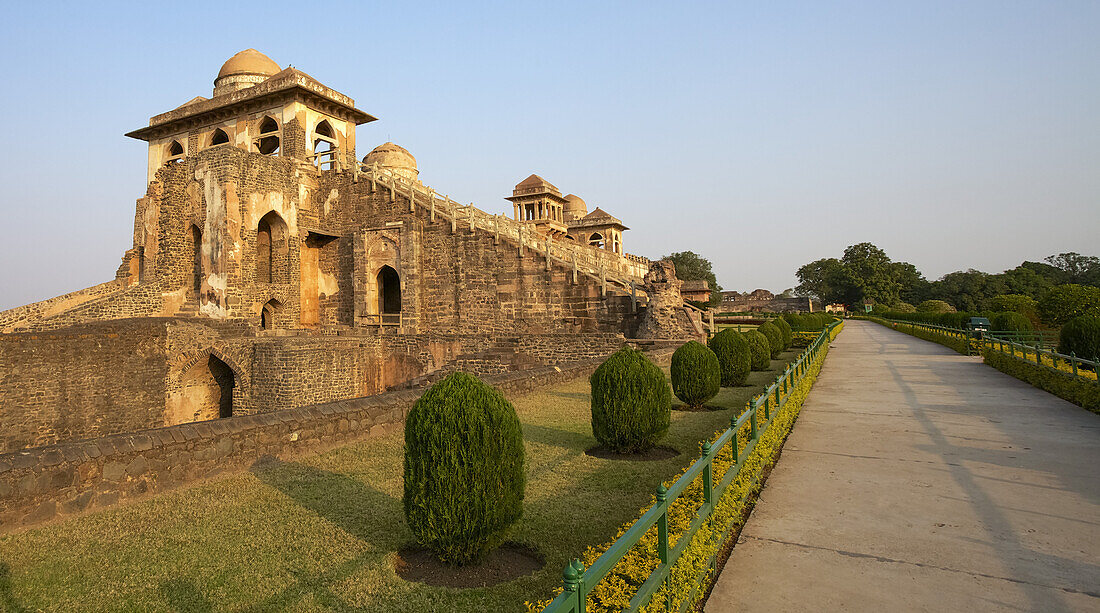 Der Jahaz Mahal Palast in der verlassenen Stadt Mandu