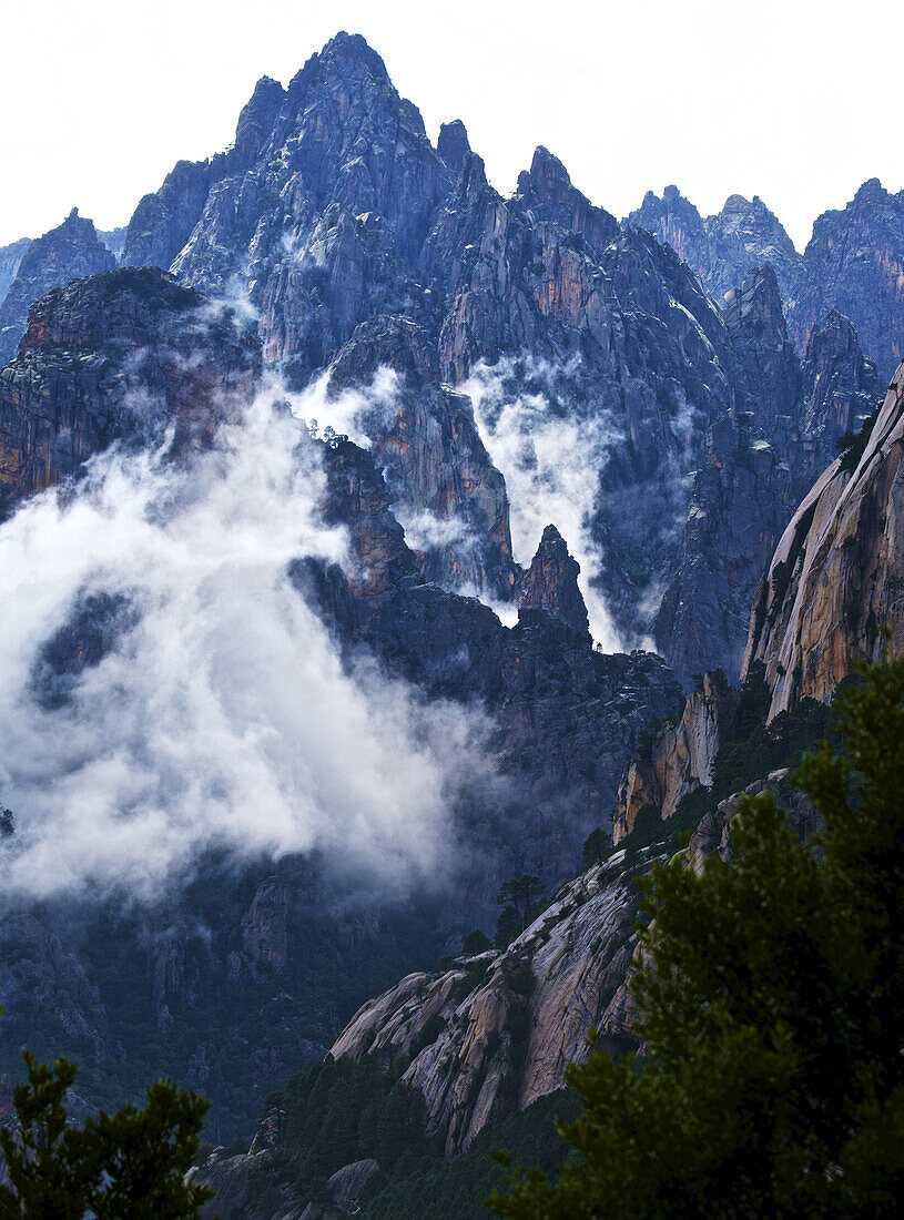 Nebelbedeckte zerklüftete Gipfel des Alta-Rocca-Gebirges