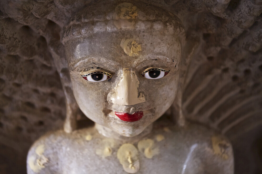 Geschnitzte Statue einer Gottheit im Ranakpur Jain-Tempel, Aravali Hills, Rajasthan, Indien