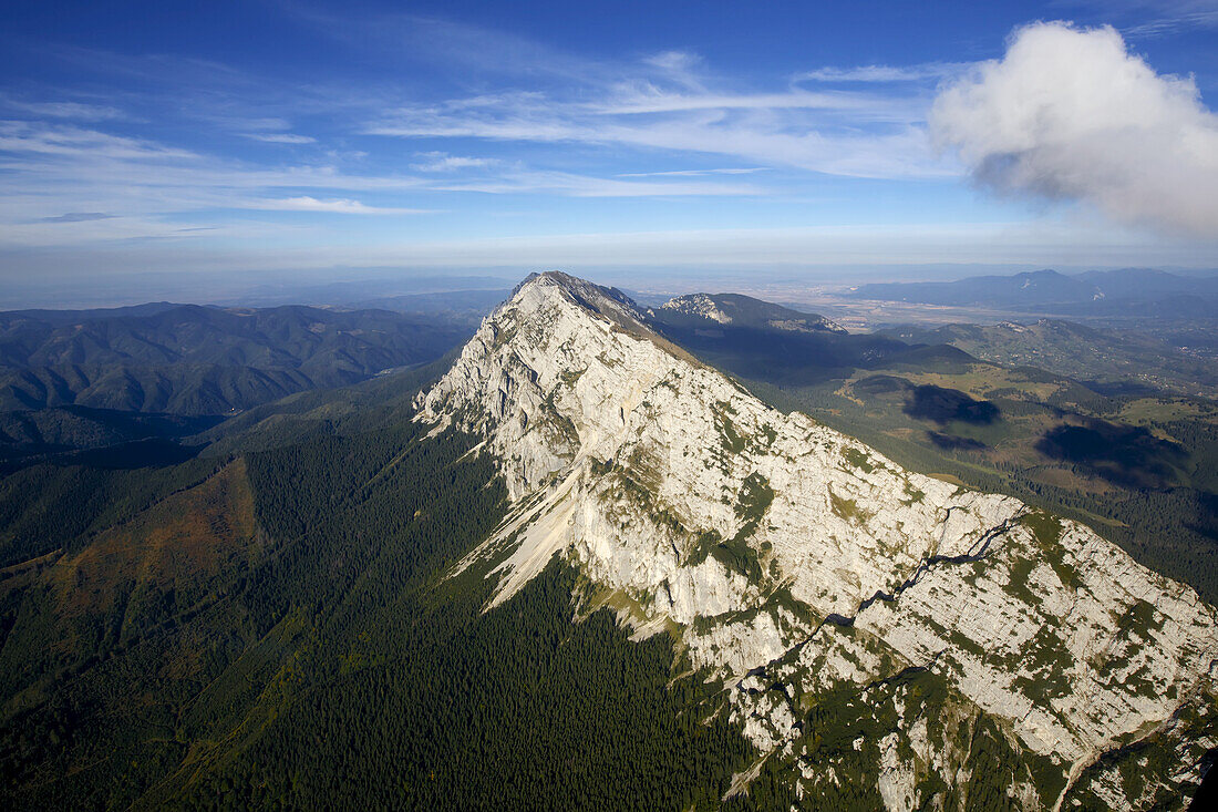 Luftaufnahme von felsigen hohen Gipfeln der Karpaten
