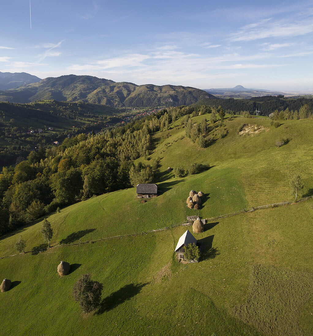 Luftaufnahme der ländlichen Landschaft der Karpaten mit Bauernhofgebäuden