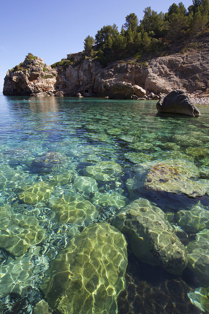 Kristallklares Wasser und felsiges Vorgebirge in der Bucht von Deia, Mallorca