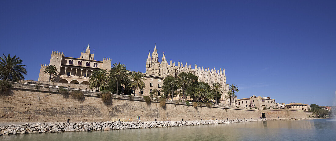 Außenansicht der Kathedrale von Palma De Mallorca mit ornamentalem See im Vordergrund