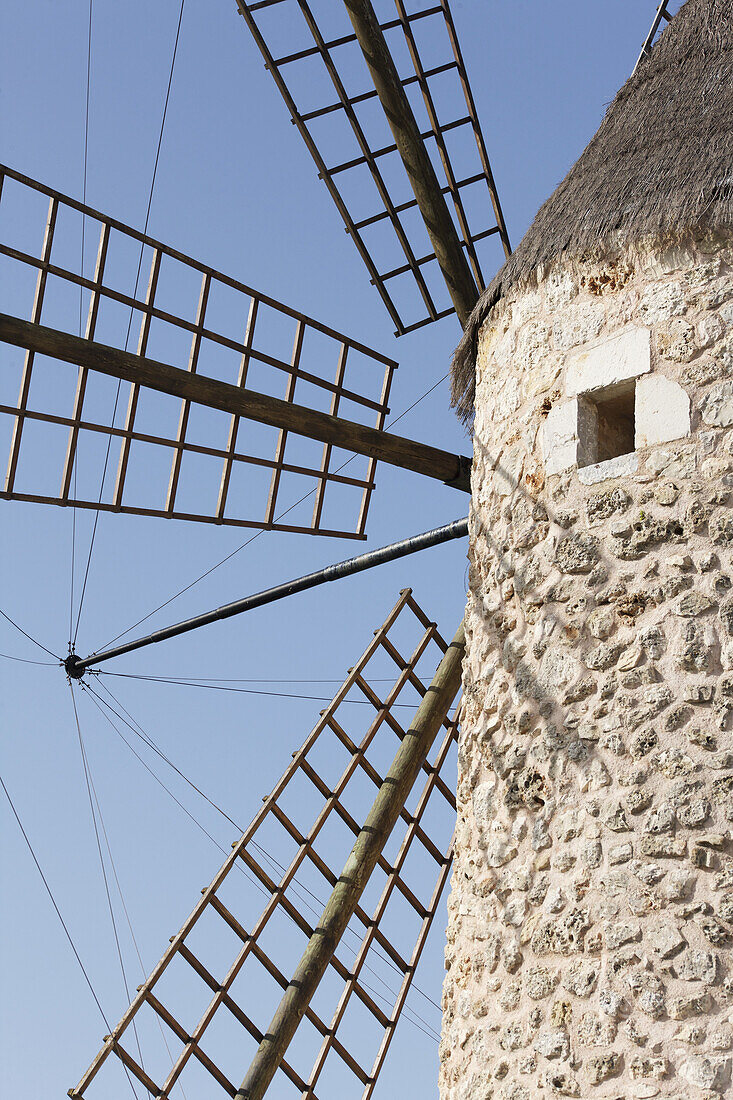 Nahaufnahme einer traditionellen Windmühle mit Segeln Mallorca, Spanien