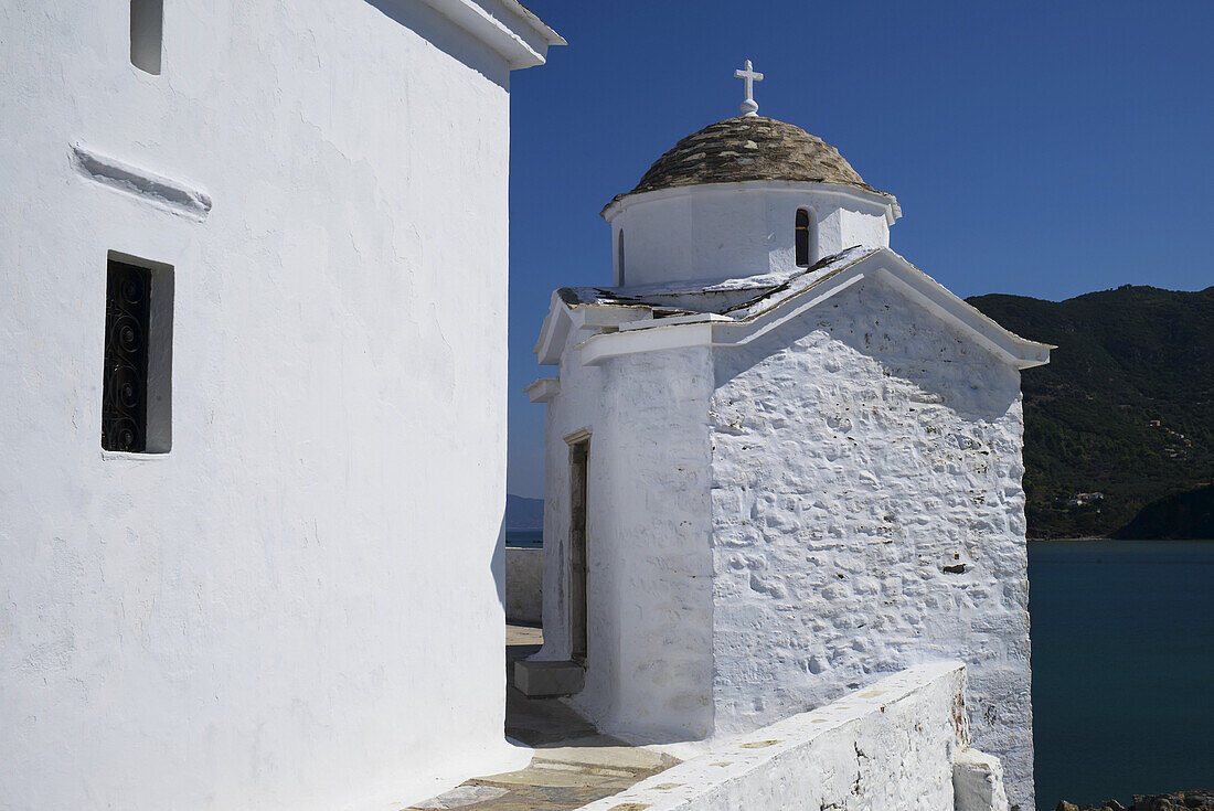 Weiß getünchte Kirche mit Kreuz auf einer griechischen Insel am Ägäischen Meer; Panormos, Thessalia Sterea Ellada, Griechenland