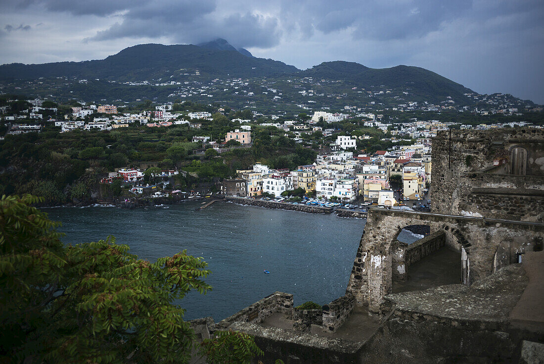 Blick auf die Insel Ischia von der Burg Aragonese; Ischia, Kampanien, Italien