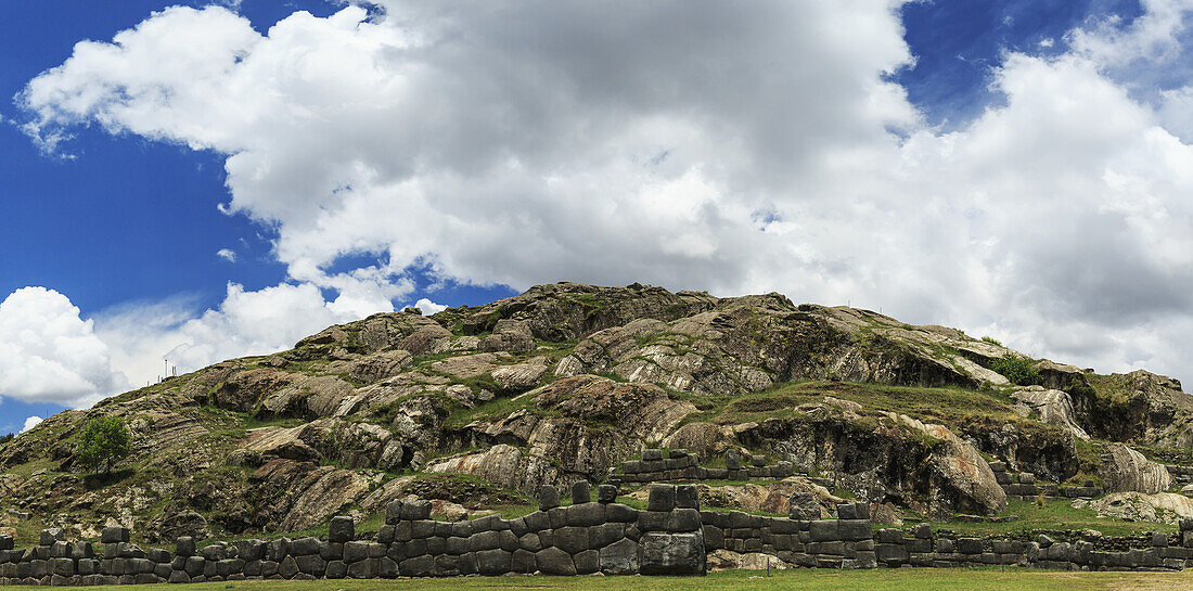 Panorama der Zitadelle von Saksaywaman (Saqsaywaman), der historischen Hauptstadt des Inka-Reiches am Rande von Cusco; Peru