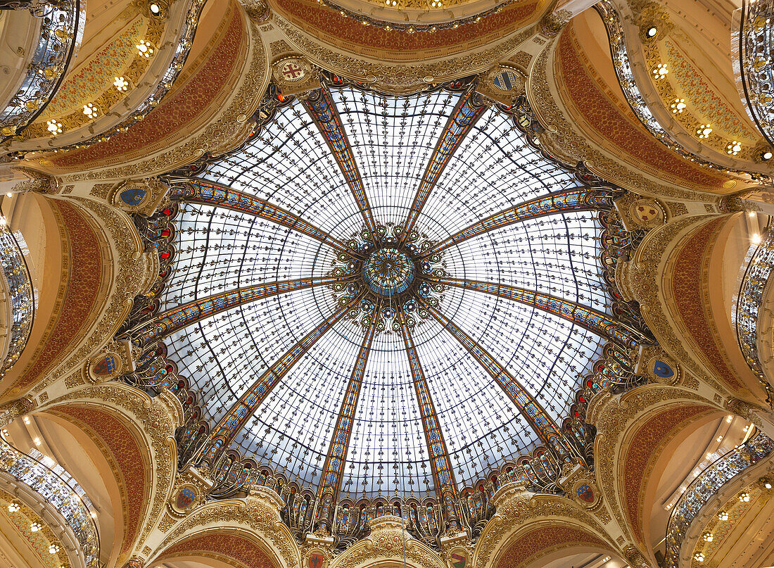 Innenansicht der Kuppel der Galeries Lafayette; Paris, Frankreich