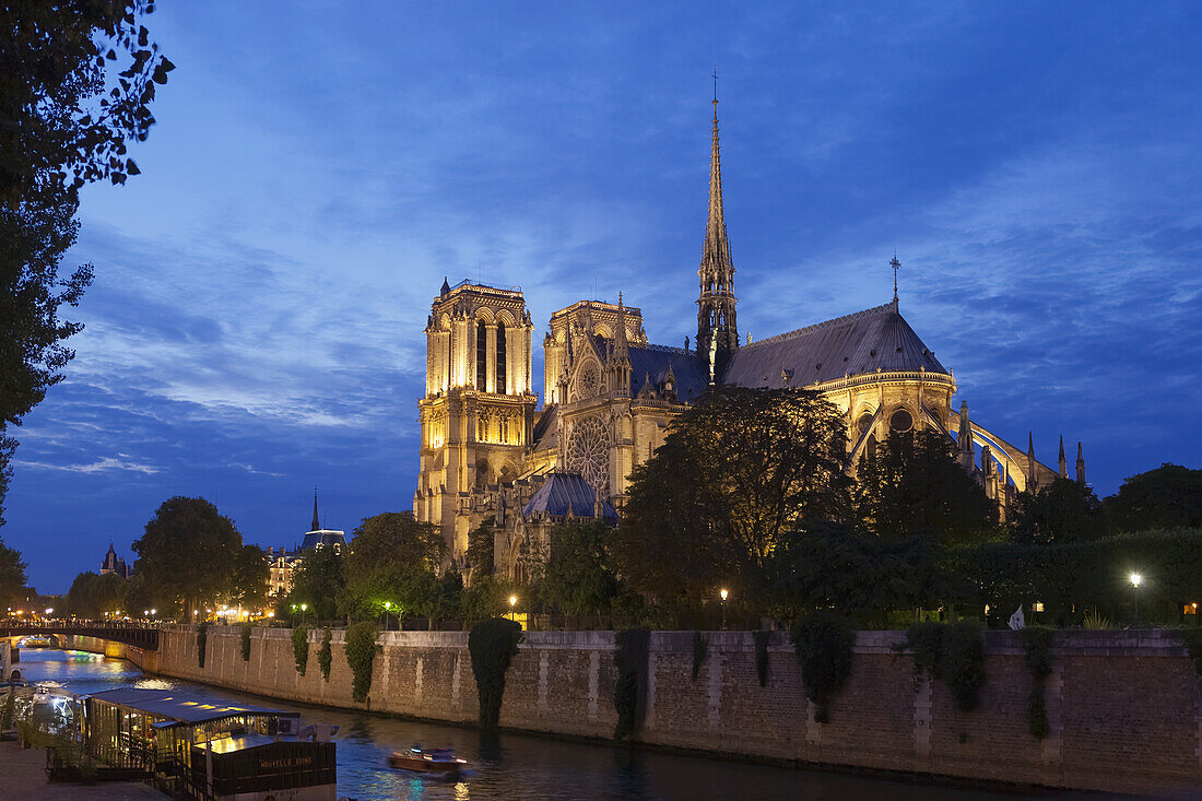 Notre-Dame De Paris, bei Nacht beleuchtet; Paris, Frankreich