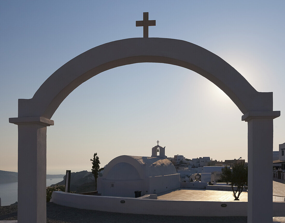 Bogengang und Kirche; Fira, Santorin, Griechenland