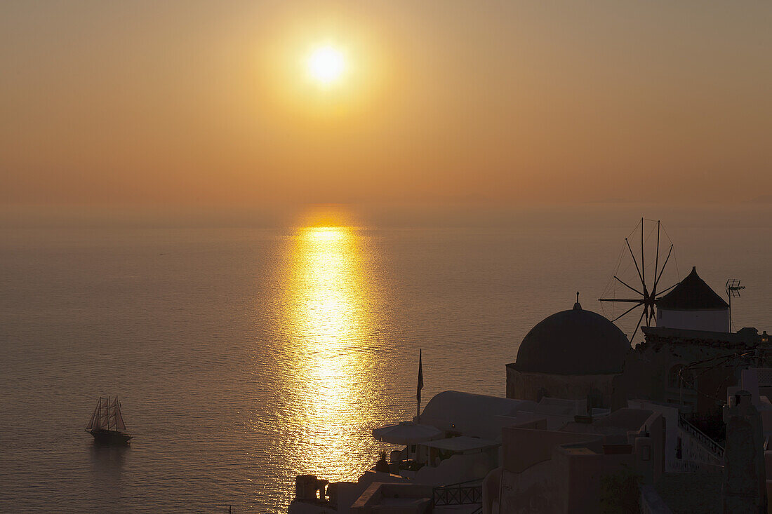 Sonnenuntergang über dem Meer; Oia, Santorin, Griechenland