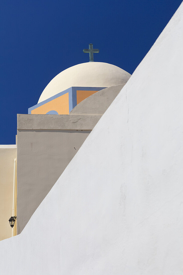 Abstrakte Ansicht einer griechischen Kirche; Fira, Santorin, Griechenland