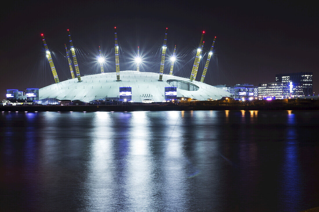 O2 Arena bei Nacht; London, England