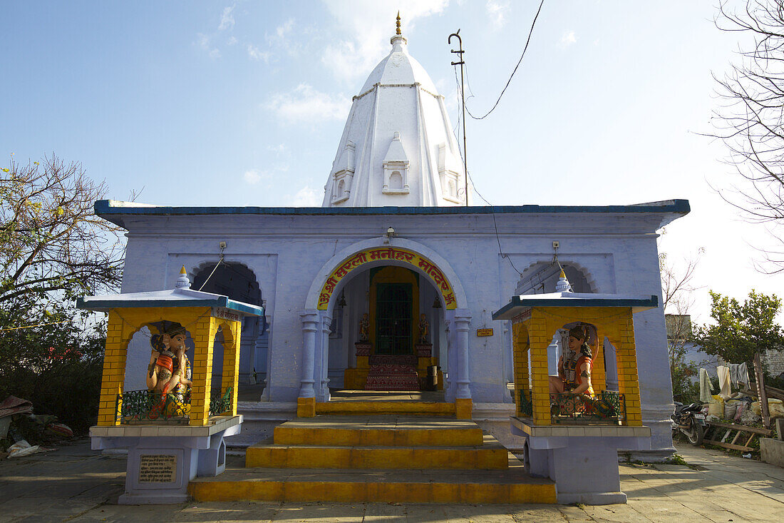 Bunter indischer Hindu-Tempel mit Turm und Götterständen