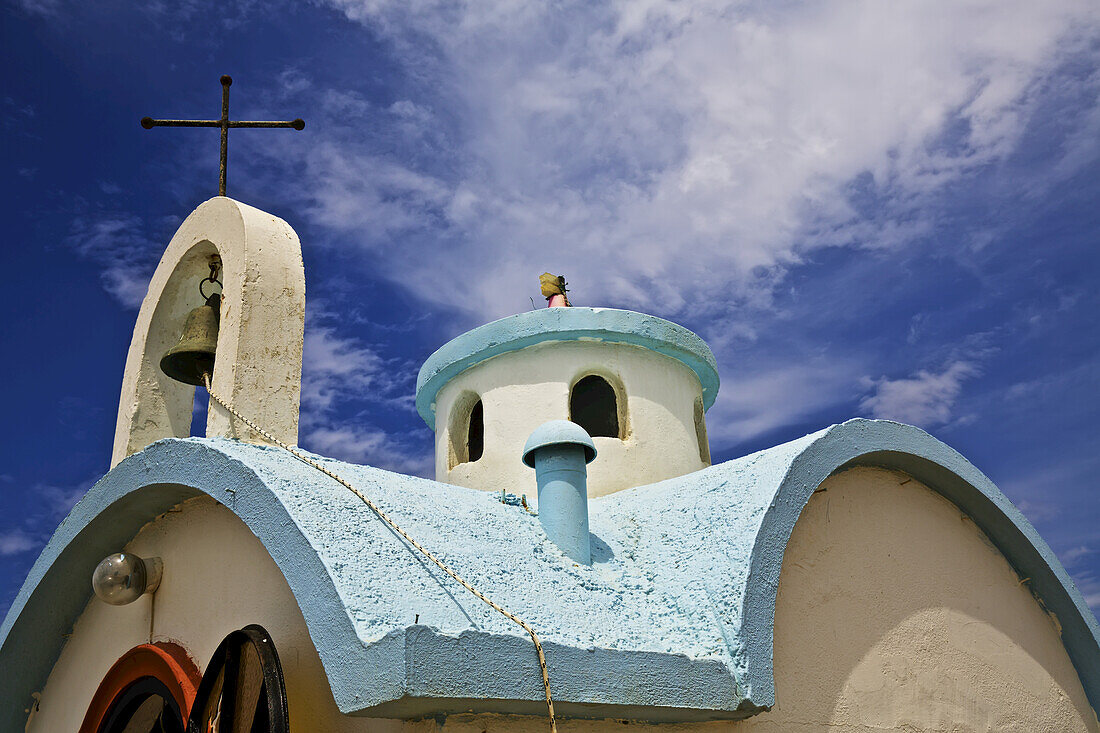 Hübsche kleine traditionelle griechisch-orthodoxe Kapelle an der Strandpromenade