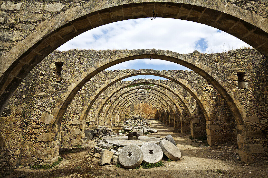 Ruinen und Torbögen eines antiken griechisch-orthodoxen Klosters
