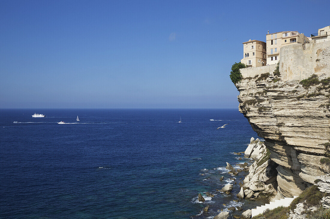 Zitadelle von Bonifacio auf dramatischen weißen Klippen mit Blick auf das blaue Meer
