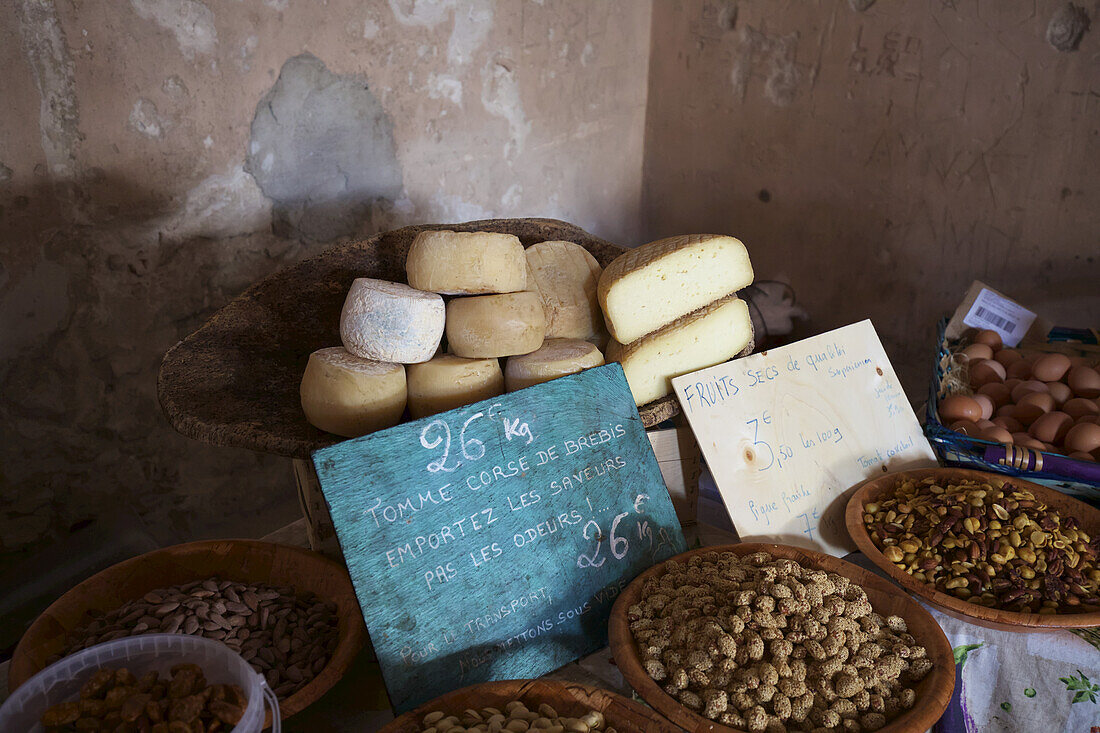 Handwerklicher Käse und Oliven auf einem überdachten Markt