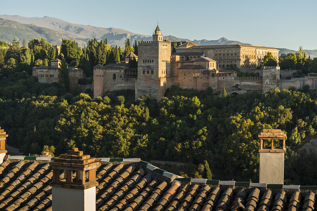 Blick auf die Alhambra von der Spitze des Albaicin-Viertels; Granada, Andalusien, Spanien