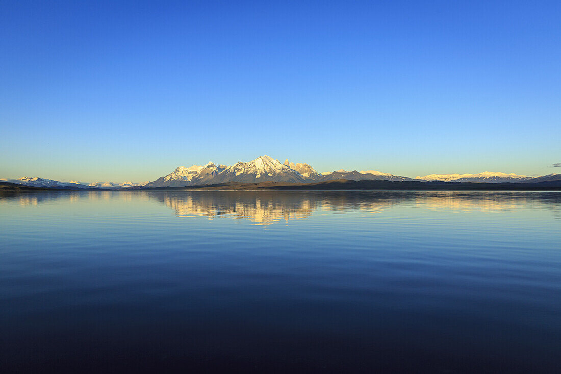 Der Sarmiento-See und der Torres Del Paine-Nationalpark im chilenischen Patagonien mit den Granitgipfeln der Cordillera Paine, dem Herzstück des Parks; Magallanes, Chile