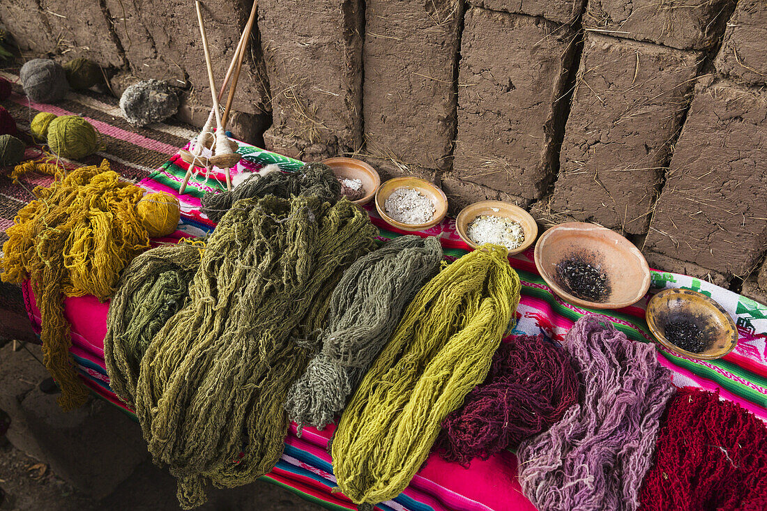 In der Amaru-Gemeinde im Heiligen Tal in der Nähe von Urubamba werden traditionelle einheimische Farbstoffe für Wolle verwendet; Provinz Urubamba, Cusco, Peru