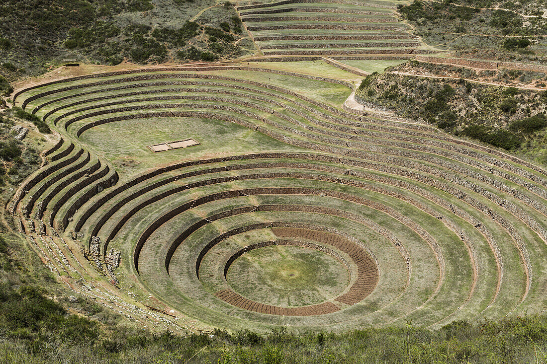 Kreisförmige Terrassen von Moray, Stadt Maras im Heiligen Tal von Peru; Moray, Cusco, Peru