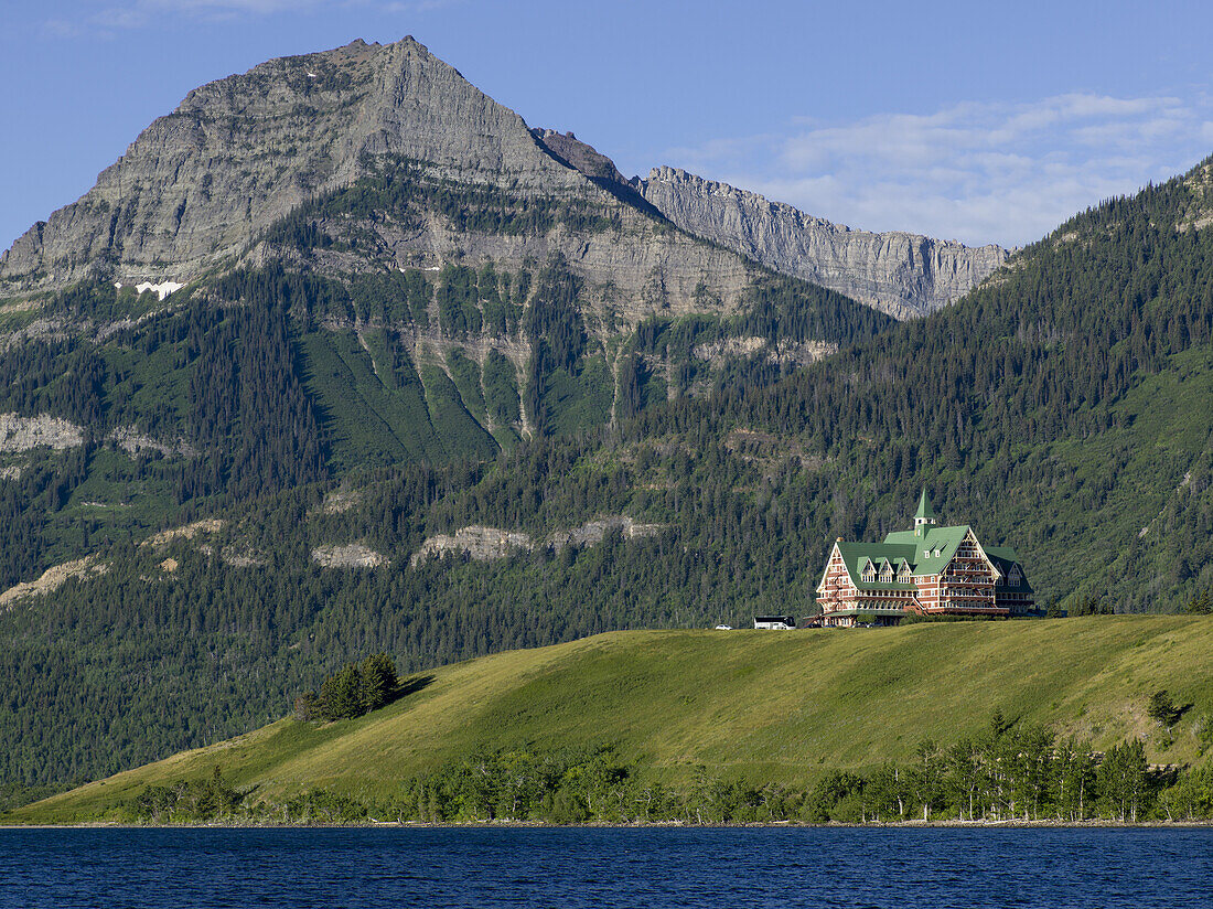 Oberer Waterton See und Berge mit Prince Of Wales Hotel, Waterton Lakes National Park; Alberta, Kanada