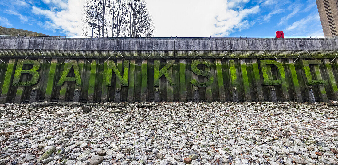 Große, mit Algen bedeckte Buchstaben am Ufer der Themse, Bankside; London, England