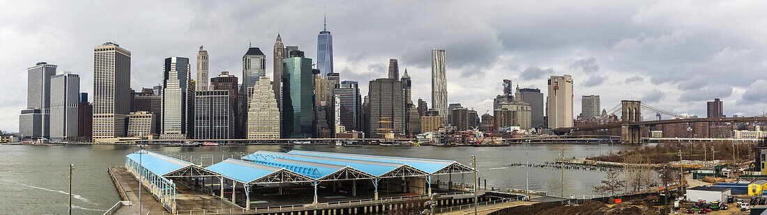 Blick auf die Skyline von New York City und die Brooklyn Bridge von Brooklyn aus; New York City, New York, Vereinigte Staaten von Amerika