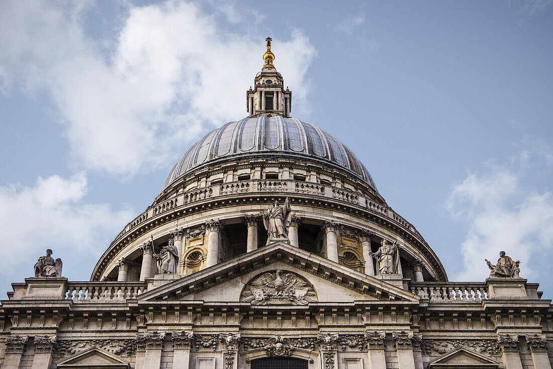 Blick auf die Kuppel der St. Paul's Cathedral; London, England