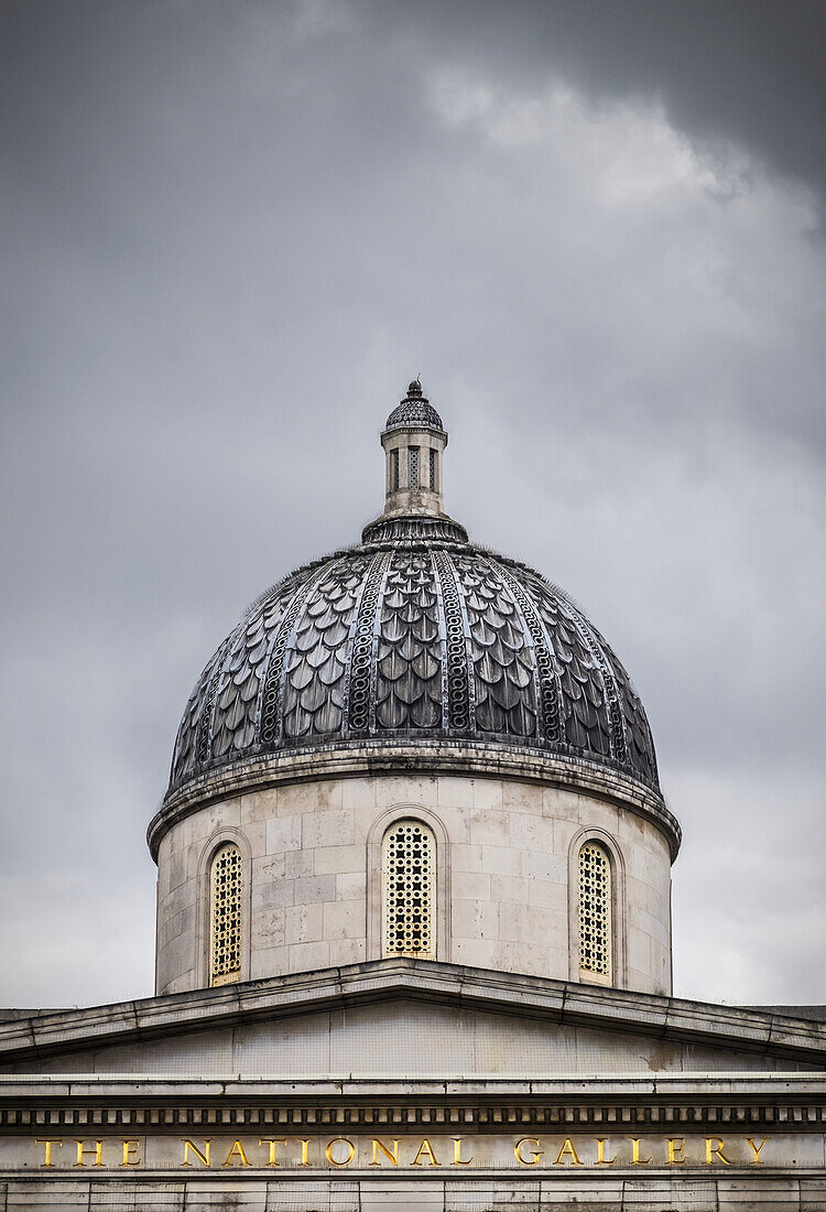 Die Kuppel der National Gallery vor einem stürmischen Londoner Himmel; London, England