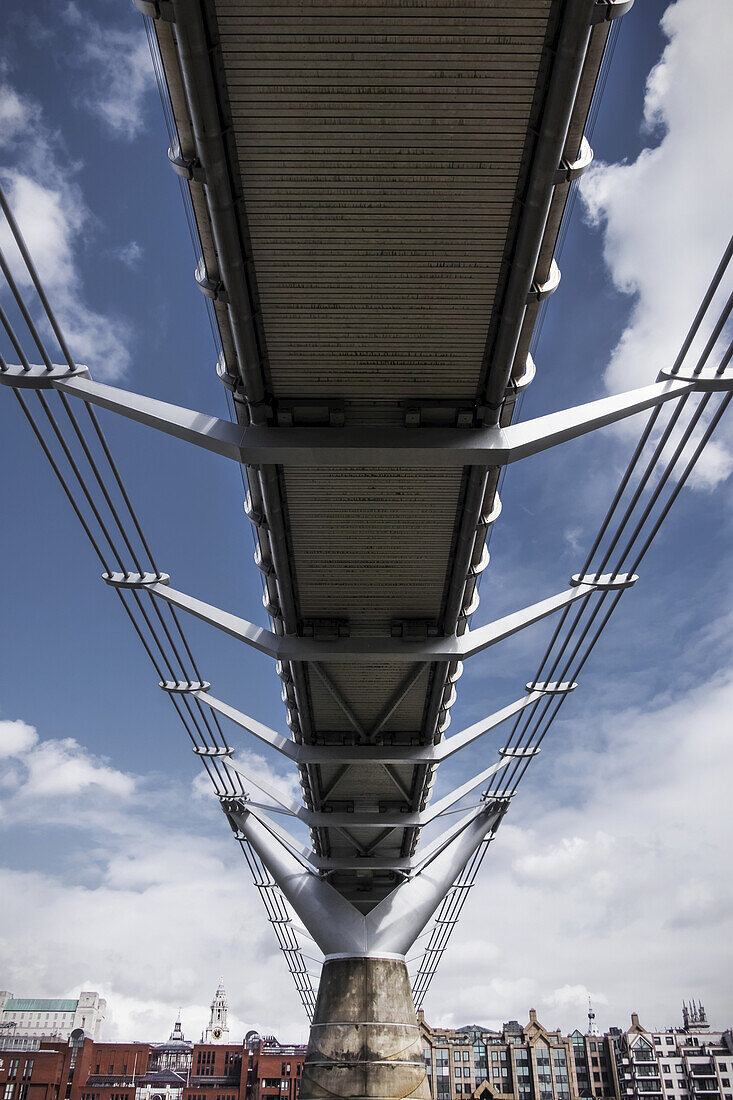 Niedriger Blickwinkel unter der Millennium Bridge vom Themseufer in Bankside; London, England
