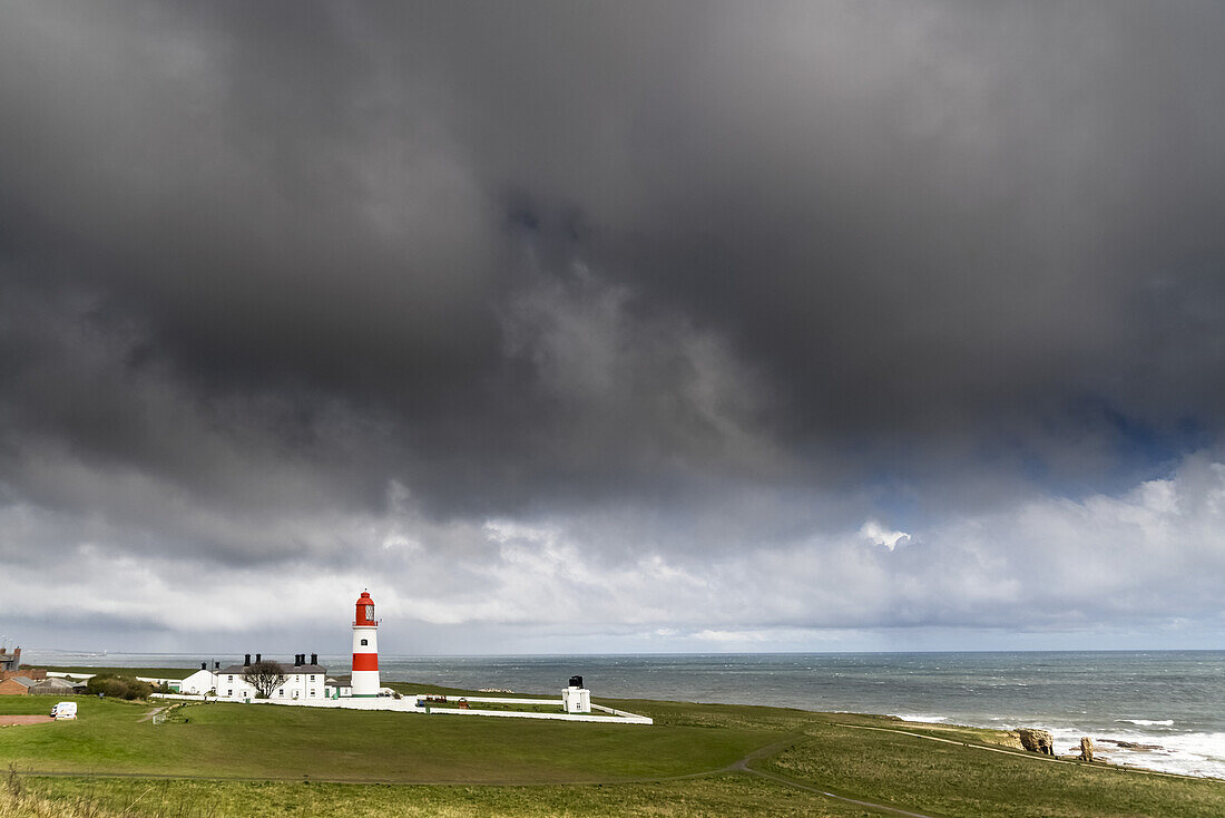 Souter Point-Leuchtturm unter Sturmwolken; South Shields, Tyne And Wear, England