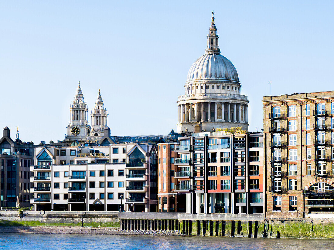 St. Paul's Cathedral und Gebäude am Flussufer; London, England