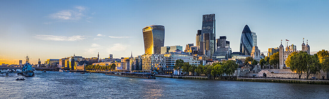 Panorama der Skyline der Stadt London und des Tower of London; London, England