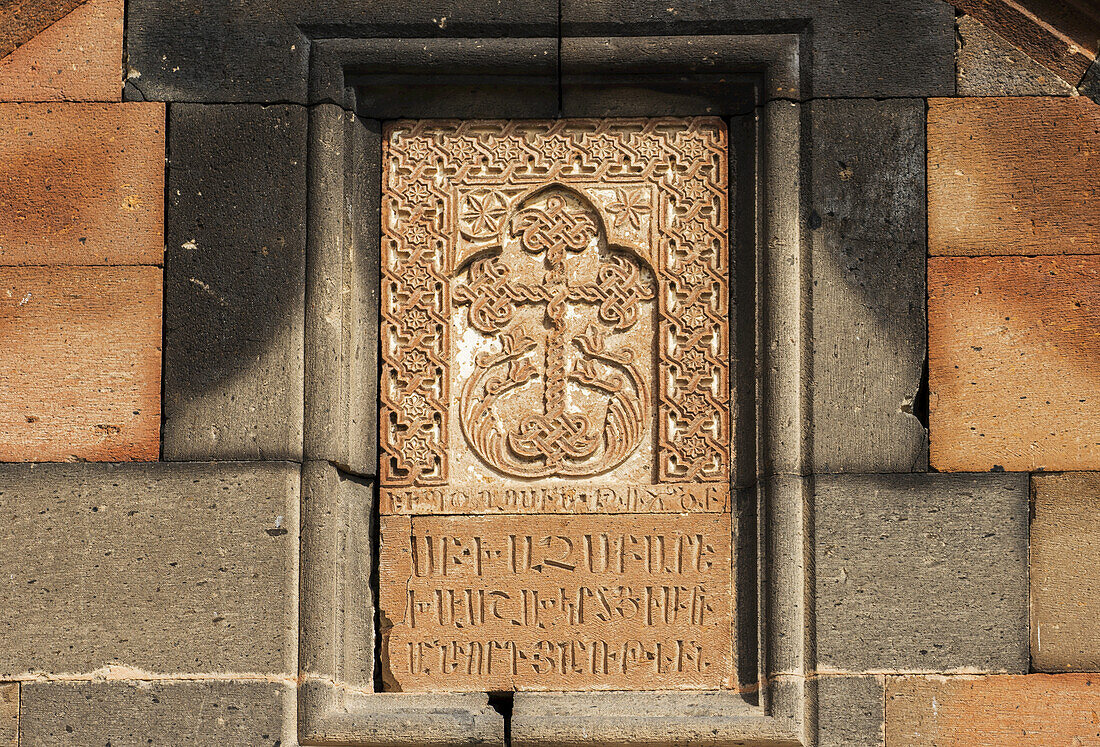 Khachkar, ein armenischer Kreuzstein an der Fassade der Kirche der Heiligen Mutter Gottes (Surb Astvatzatzin) des Klosters Khor Virap; Provinz Ararat, Armenien