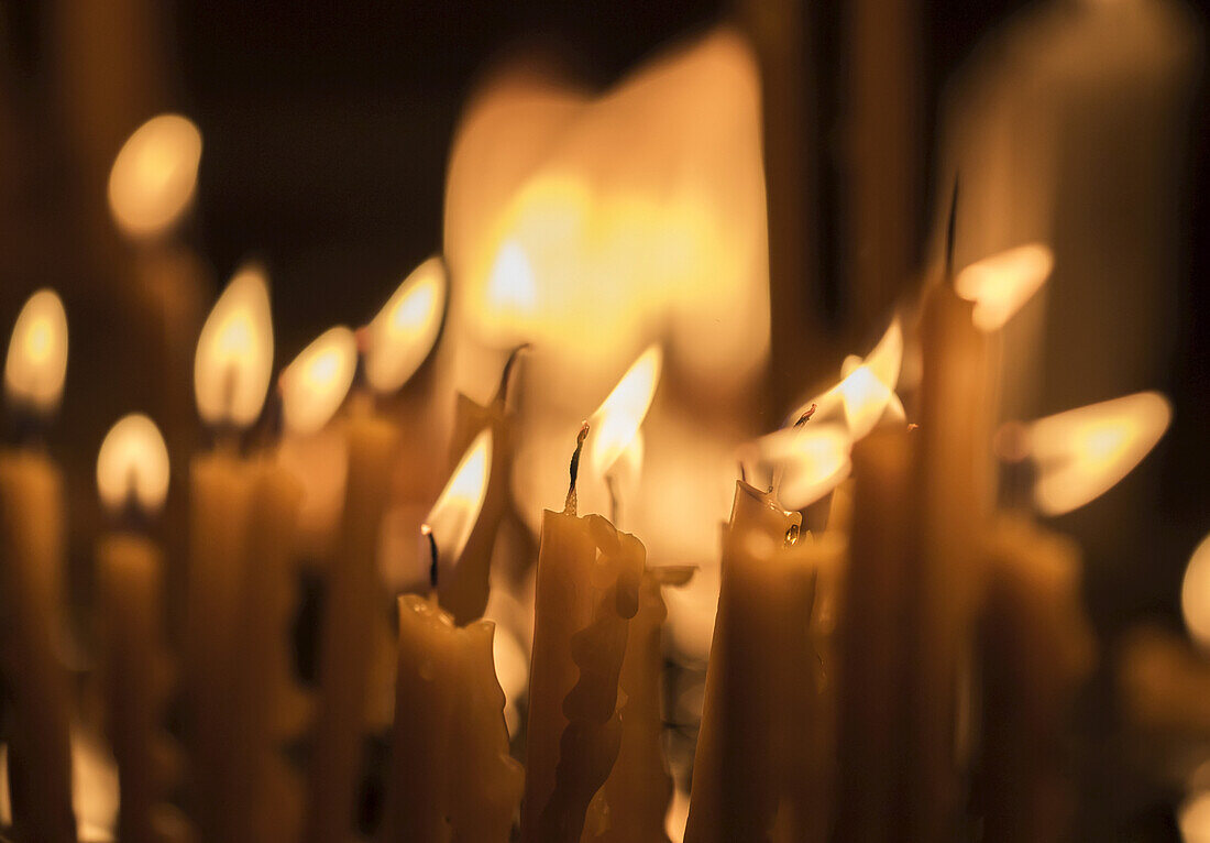 Entzündete Kerzen im Khor Virap Kloster; Provinz Ararat, Armenien