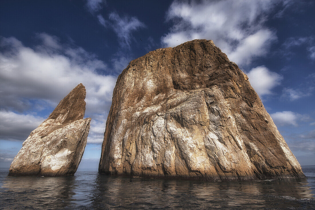 Große Felsformationen im Meer vor der Küste; Galapagos-Inseln, Ecuador
