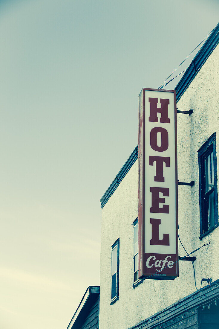 Hotelschild an der Seite eines Gebäudes vor einem blauen Himmel; Saskatchewan, Kanada