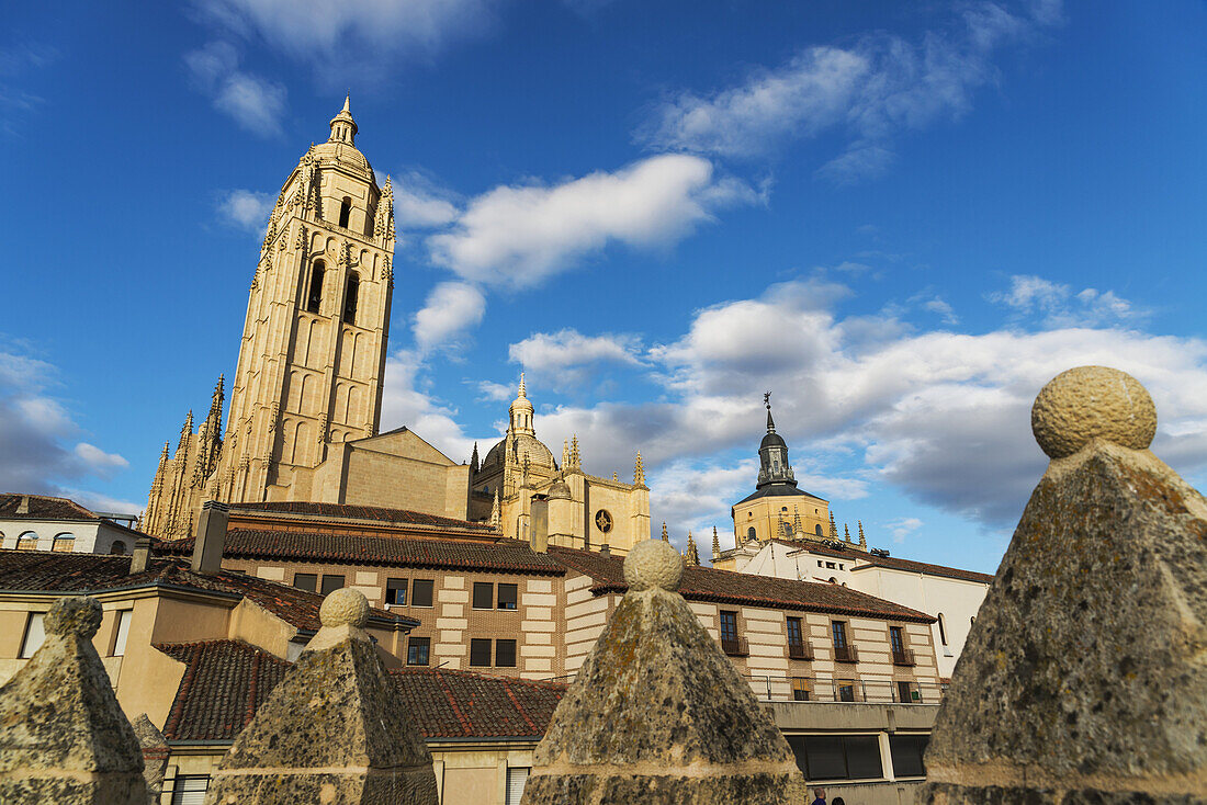 Die Kathedrale von Segovia von den Stadtmauern aus; Segovia, Kastilien-León, Spanien